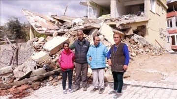 Depremde evleri yıkılan çift, zihinsel engelli çocukları ile çadırda yaşıyor