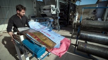 Depremde fabrikası yıkılan çuval üreticisi son siparişlerini yetiştirmeye çalışıyor