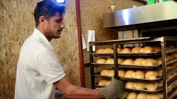 Depremde fırını ağır hasar alan girişimci 4 çalışanıyla gönüllü ekmek üretiyor