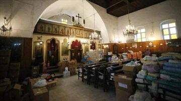 Depremde hasar gören Aziz Corc Kilisesi yardım malzemeleri deposu oldu
