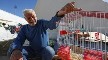 Depremde hasar gören evlerinden kurtardığı muhabbet kuşu "Boncuk" ile avunuyor