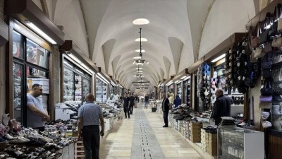Depremde hasar g&ouml;ren Tarihi Kapalı &Ccedil;arşı yeniden esnafıyla buluştu