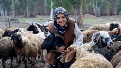 Depremde hayvanları &ouml;len &uuml;niversite &ouml;ğrencisi kadın, devlet desteğiyle besiciliği s&uuml;rd&uuml;r&uuml;yor