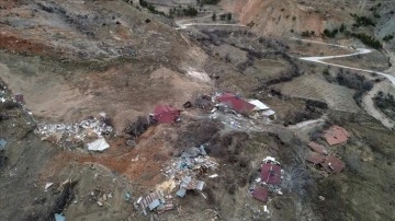 Depremde meydana gelen heyelanda evlerin toprak altında kaldığı mezra dron ile görüntülendi