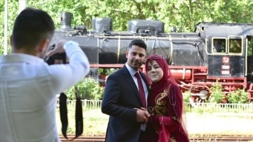 Depremden dolayı kullanılamayan tren garı düğün fotoğrafçıların doğal stüdyosu oldu