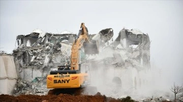 Depremden etkilenen Nurdağı'nda ağır hasarlı binaların yıkımı sürdü