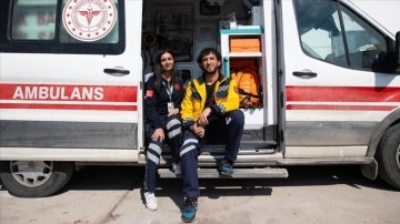 Depremi yaşayan sağlık çalışanı çift, acılarını bir yana bırakıp yardıma koştu