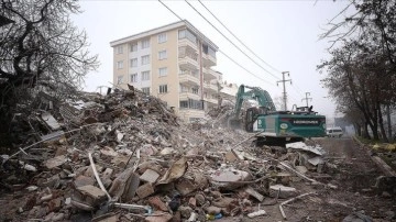 Depremin merkez üssü Kahramanmaraş'ta enkaz kaldırma çalışmaları sürdü