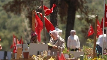 Depremin merkez üssü Kahramanmaraş'ta kabristanda hüzünlü bayram