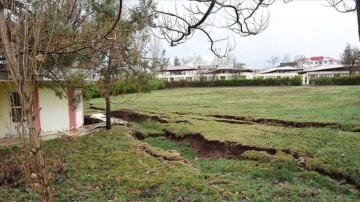 Depremle zemini yaklaşık 1,5 metre çöken tesisler gölün içinde kaldı