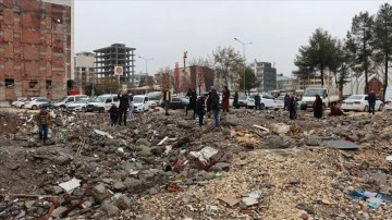 Depremlerde çocuklarını kaybeden aileler, Adıyaman'da yıkılan otelin enkazına çiçek bıraktı