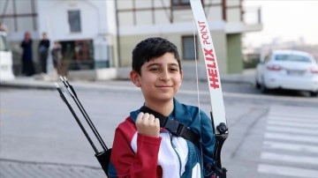 Depremzede 10 yaşındaki Süleyman, Mete Gazoz gibi başarılı bir okçu olmak istiyor