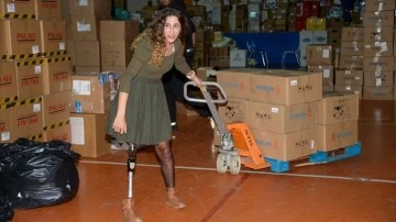 Depremzede ailenin engelli kızı, yardım toplama merkezinde gönüllü çalışıyor