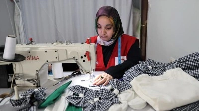 Depremzede anne, T&uuml;rk Kızılay g&ouml;n&uuml;ll&uuml;s&uuml; olarak kız &ccedil;ocuklarına bayramlık dikti