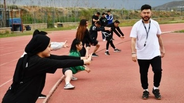 Depremzede beden eğitimi öğretmeni, öğrencilerinin yarım kalan hayalleri için çabalıyor