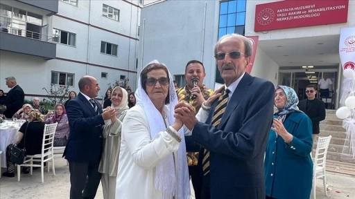 Depremzede çift, evliliklerinin 70. yılında huzurevinde nikah tazeledi