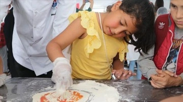 Depremzede çocuk şefler "iyileştiren pizza" için iş başı yaptı