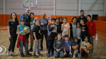 Depremzede çocukların yüzü sporla gülüyor