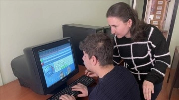 Depremzede eğitmen Afyonkarahisar'da görme engellilere bilgisayar öğretiyor