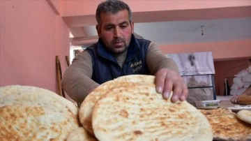 Depremzede fırıncı pişirdiği ekmekleri afetzedelere ücretsiz dağıtıyor