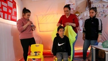 Depremzede kadın kuaförler çadırda kalan hemcinslerine ve kız çocuklarına hizmet veriyor