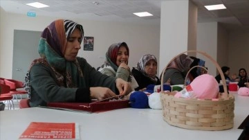 Depremzede kadınlar el sanatıyla yaşadıklarını unutmaya çalışıyor