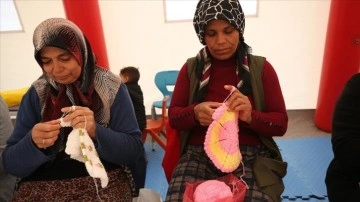 Depremzede kadınlar Türk Kızılayın açtığı atölyede örgü örerek stres atıyor