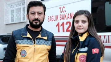 Depremzede sağlık çalışanı çift aynı ambulansta birbirlerine güç veriyor