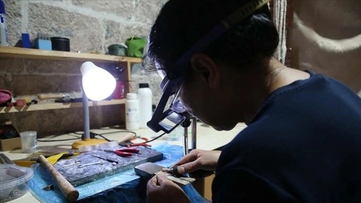 Depremzede zanaatkar tarihi külliyede açtığı atölyede mesleğini sürdürüyor