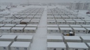 Depremzedeler için konteyner kent kurulumu kar yağışına rağmen sürüyor