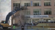 Dereli'de 5 katlı öğretmenevi iş makineleriyle yıkıldı