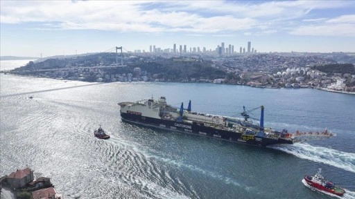 Derin denizde boru indirme gemisi 'Castorone' İstanbul Boğazı'ndan geçti