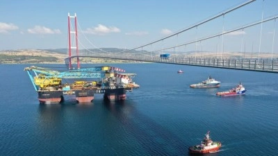 Dev vin&ccedil; gemisi &Ccedil;anakkale Boğazı'ndan ge&ccedil;iyor