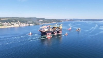 Dev vin&ccedil; gemisi &Ccedil;anakkale Boğazı'ndan ge&ccedil;ti
