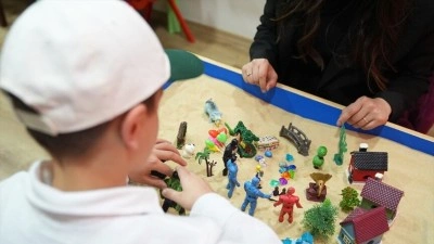 Devlet korumasındaki &ccedil;ocuklar travmalarının izlerini "kum terapisiyle" siliyor