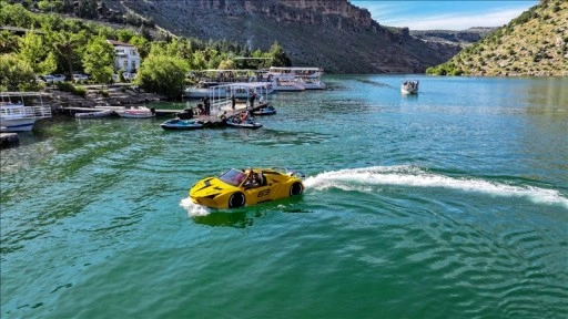 Dicle Baraj Gölü'nün tadını "Lamborghini" görünümlü sürat teknesiyle çıkarıyorlar