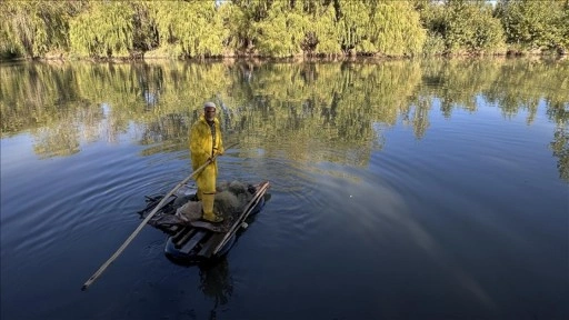 Dicle Nehri'nde 55 yıldır "kelek" üzerinde balık avlıyor
