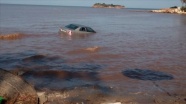 Didim'deki sağanakta otomobil denize sürüklendi