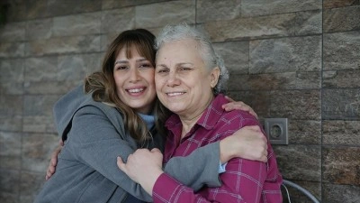 Dilara'nın l&ouml;semiye karşı en b&uuml;y&uuml;k g&uuml;c&uuml; meme kanserini yenen annesi