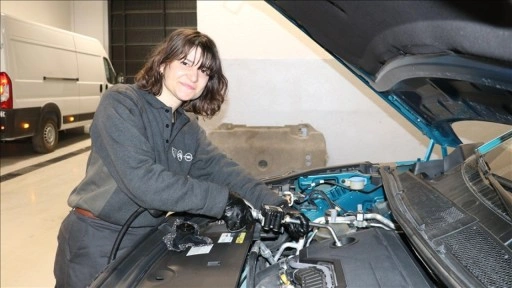 "Dilara usta" otomotiv servisinde araçların bakımını yapıyor
