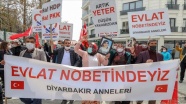 Diyarbakır annelerinden çocukları dağa kaçırılan Vanlı ailelere destek