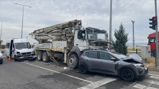 Diyarbakır'da 3 aracın karıştığı kazada 11 kişi yaralandı
