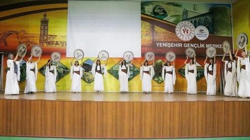 Diyarbakır'da bendir çalan gençler törenlerin ve düğünlerin aranan grubu oldu