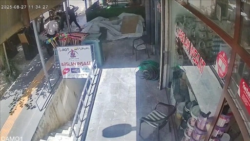 Diyarbakır'da çocuğu zorla götürmeye çalışan şüpheliye esnafın müdahalesi kamerada