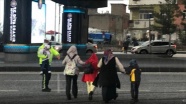 Diyarbakır&#039;da doluya yakalanan anne ve çocukları trafik polisinin yardımıyla yolun karşısına geçti