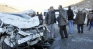 Diyarbakır’da iki araç kafa kafaya çarpıştı: 13 yaralı