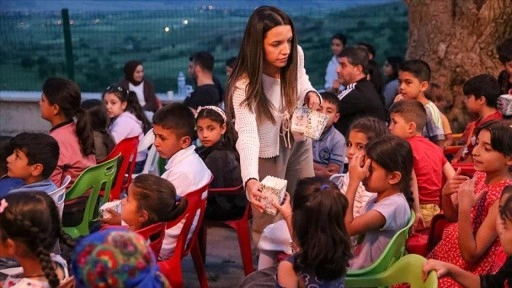 Diyarbakır'da kırsaldaki öğrenciler aileleriyle yıldızların altında sinema keyfi yaşadı