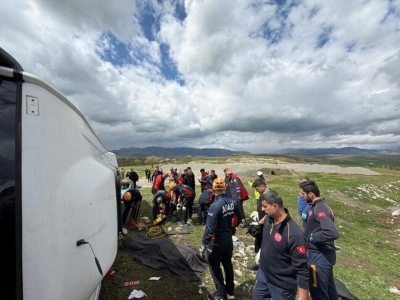 Diyarbakır'da midib&uuml;s&uuml;n devrilmesi sonucu ilk belirlemelere g&ouml;re 11 kişi yaralandı