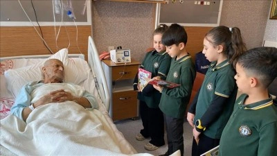 Diyarbakır'da minik &ouml;ğrencilerin okuduğu hikayeler hastalara moral oluyor