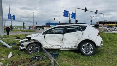 Diyarbakır'da okul servisi ile otomobilin &ccedil;arpışması sonucu 15 kişi yaralandı